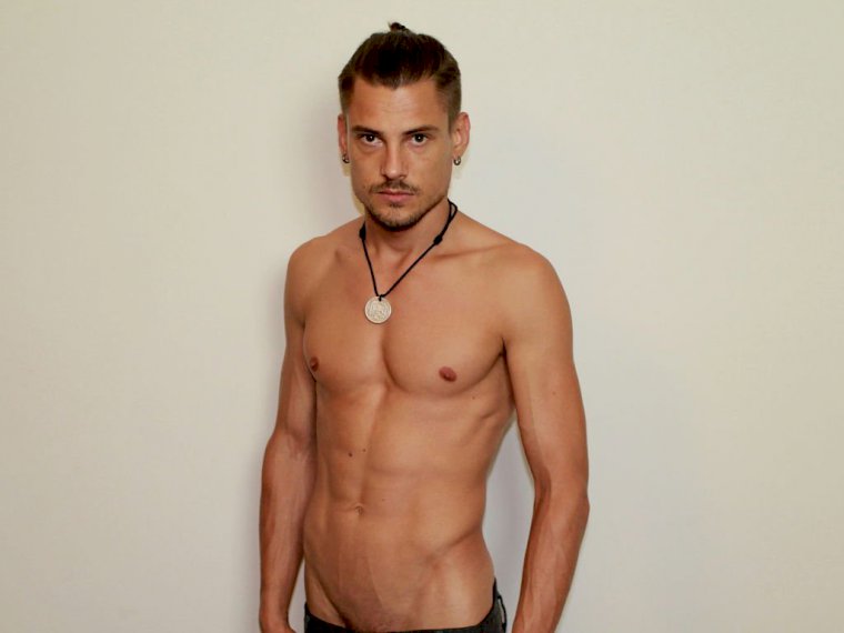 AdamSinner's profile - Image n°1