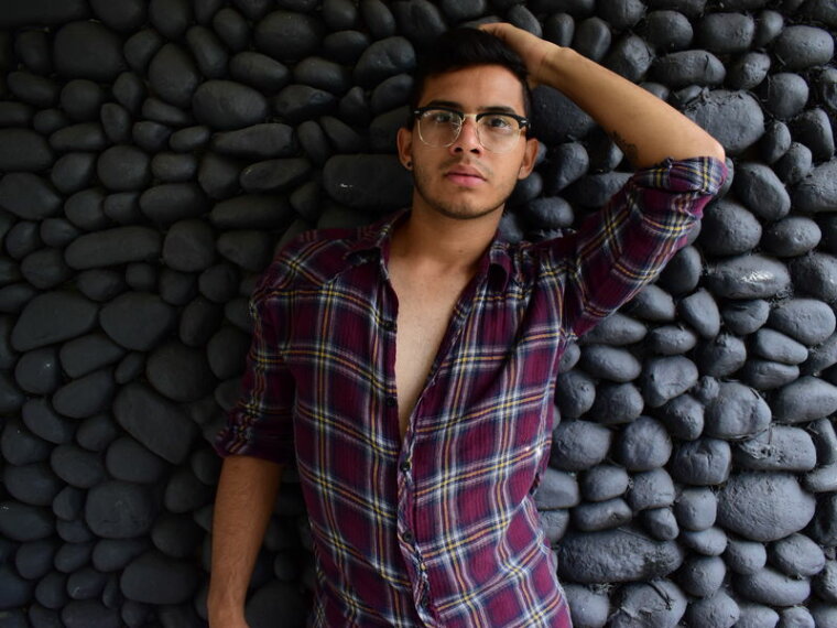 adamvelez's profile - Image n°0