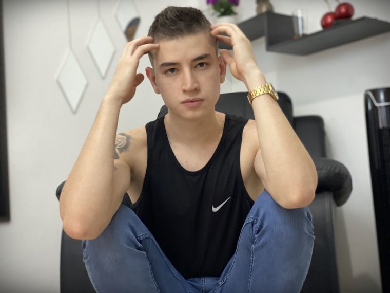 AdrianCox's profile - Image n°0
