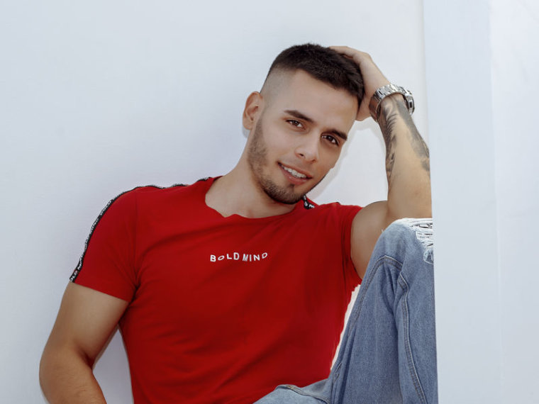 AdrianoFerreira's profile - Image n°0