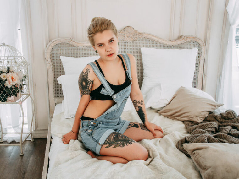 AlexaWhiteX's profile - Image n°1