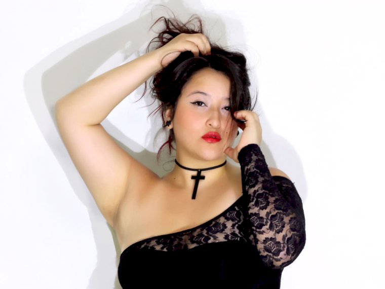 AngieJenell's profile - Image n°1