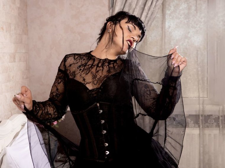 AnnaliseHart's profile - Image n°0