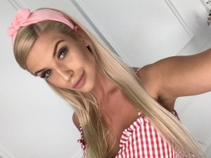 BlondeChloe's Sexcam