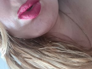 CurvyBomb's Sexcam