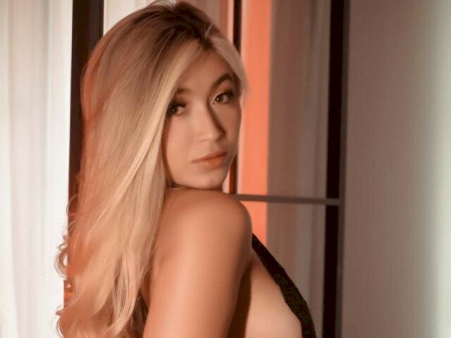 CharlotWhite's profile - Image n°0