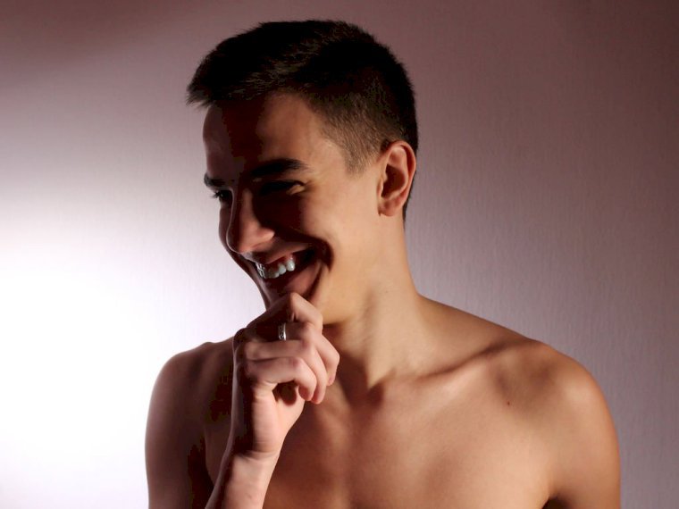 DamianHolly's profile - Image n°0