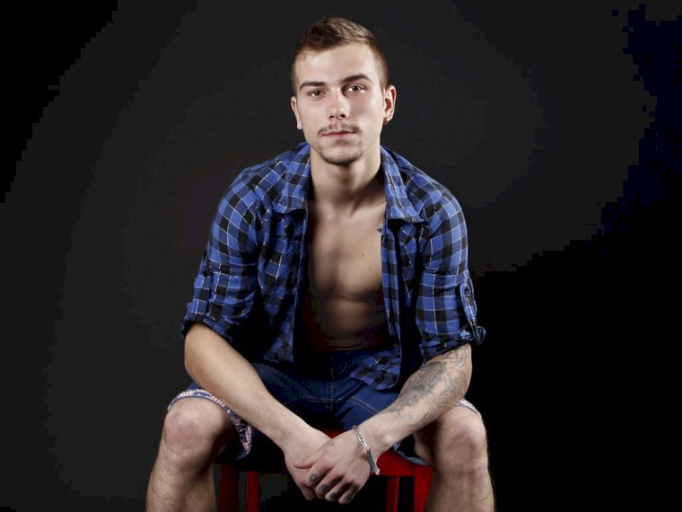 DustinBlom's profile - Image n°0