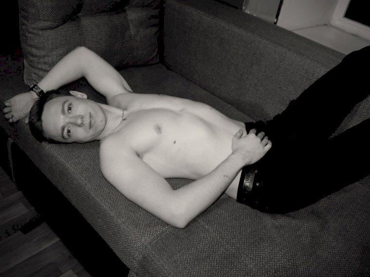 DustinHolly's profile - Image n°0