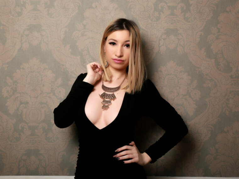 EstherBates's profile - Image n°0