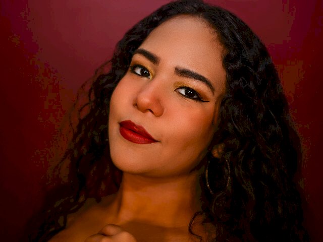 KhloeLeon's profile - Image n°0
