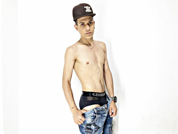 latinXANDERx's profile - Image n°0