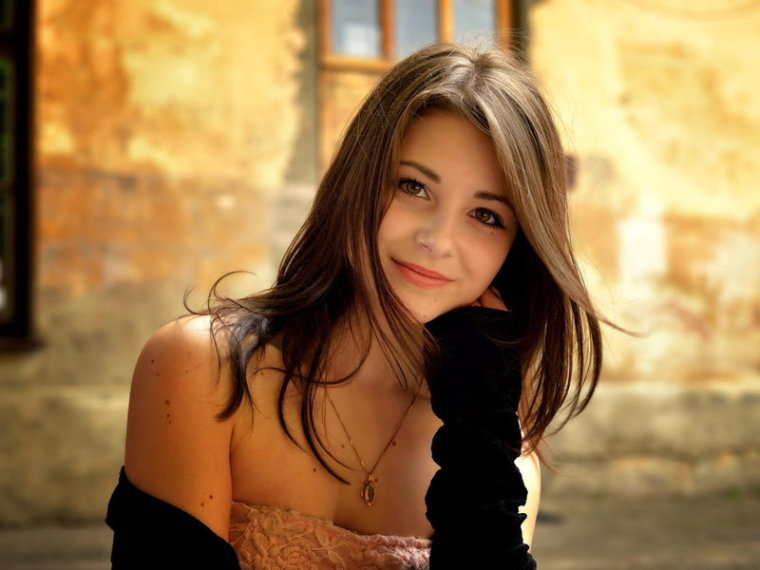 LeariBarnes's profile - Image n°0