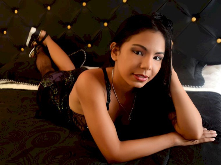 LittleHotBrunete's profile - Image n°1