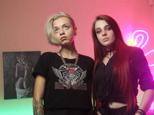 LolaAndRoxy's Sexcam