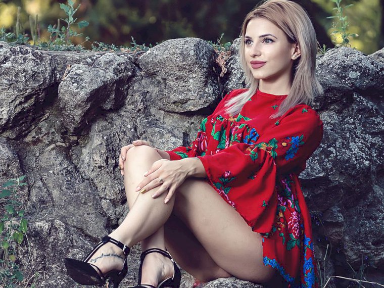 LoraSinClare's profile - Image n°1