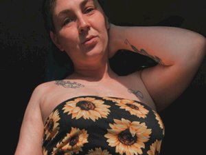 Live Sex Sneakymilf