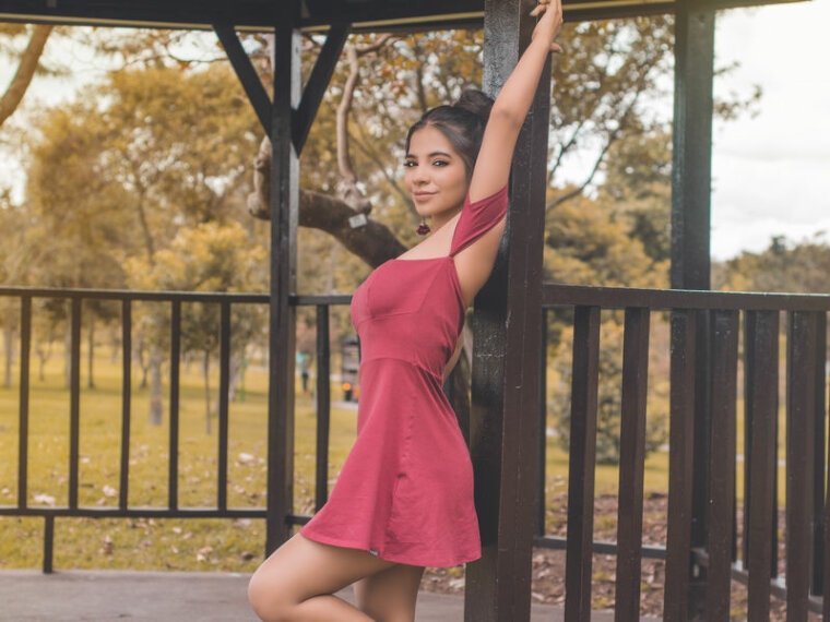 TaraEdwards's profile - Image n°1