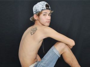 UrAsianPRETTYBOI's Sexcam