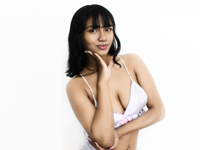 YaraMartin's profile - Image n°0