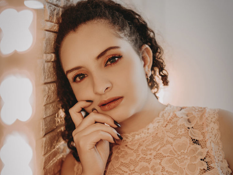 ZarahLewis's profile - Image n°0