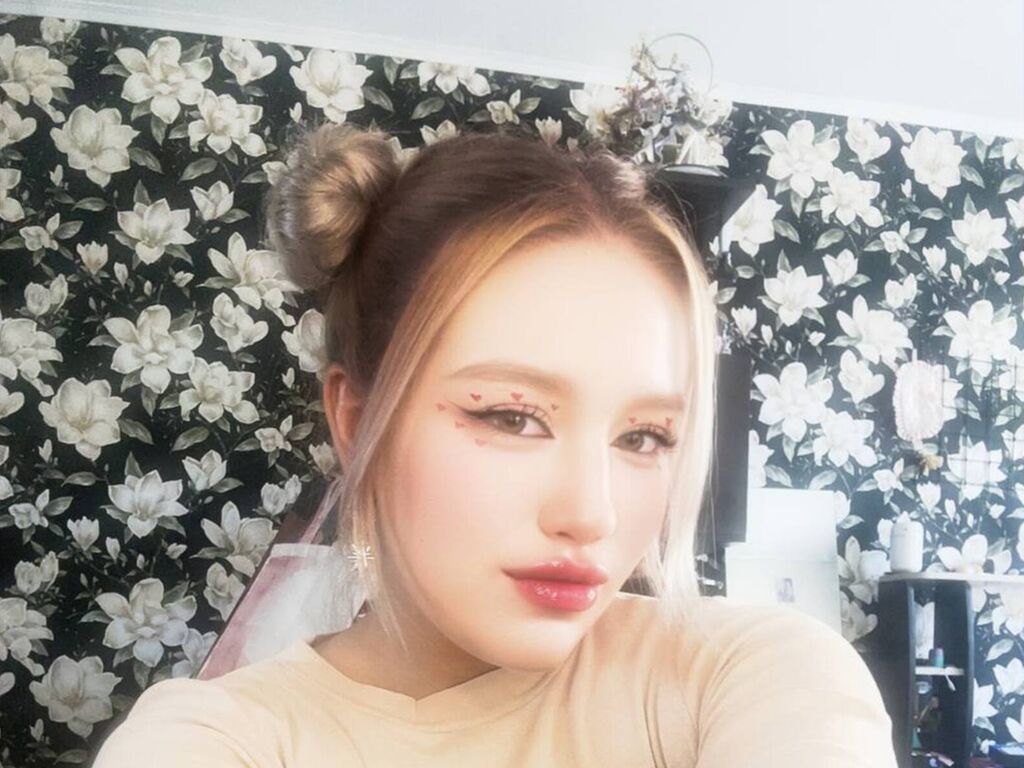 Adeleblassom's profile - Image n°0