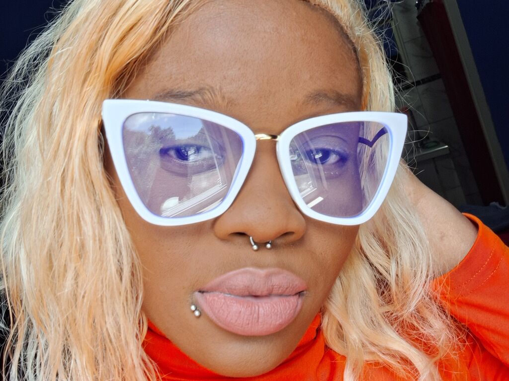 Akeliahampson' profilo - Immagine n°1