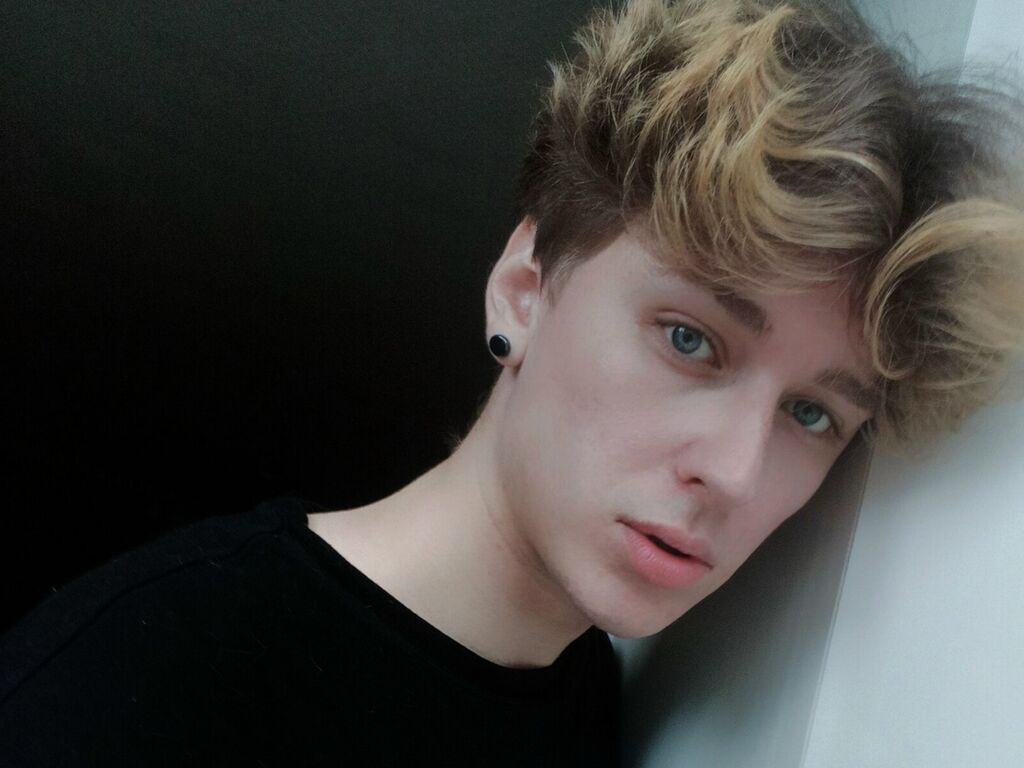 Antonylewis's profile - Image n°1