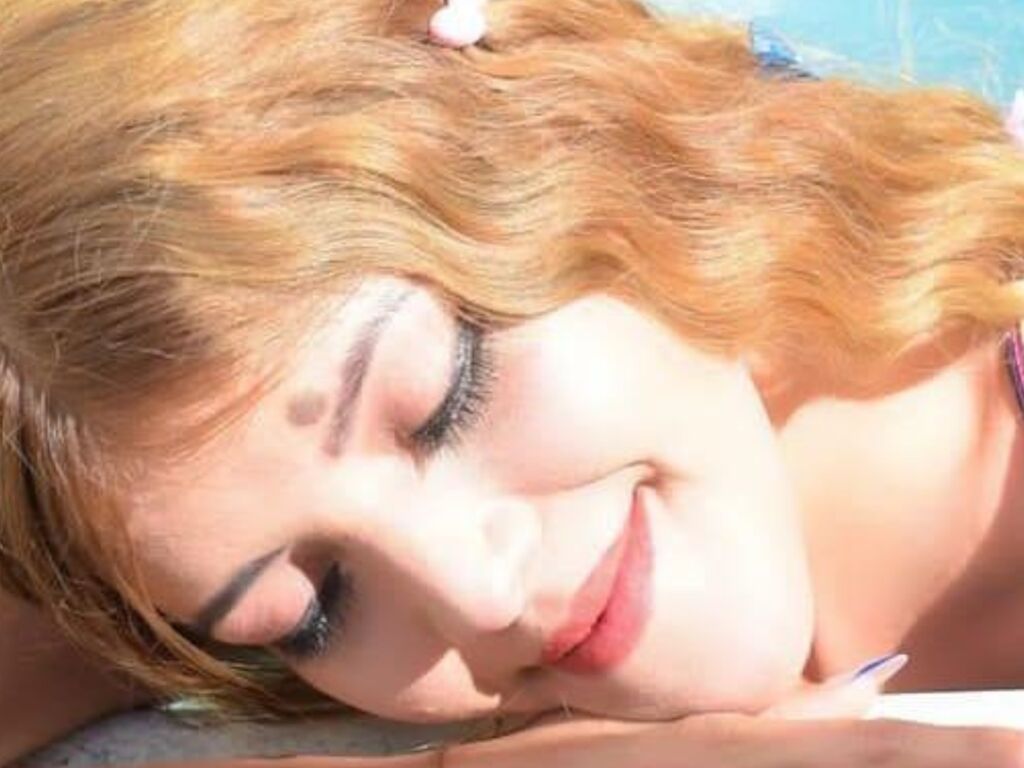 Carlywhitee's profile - Image n°1