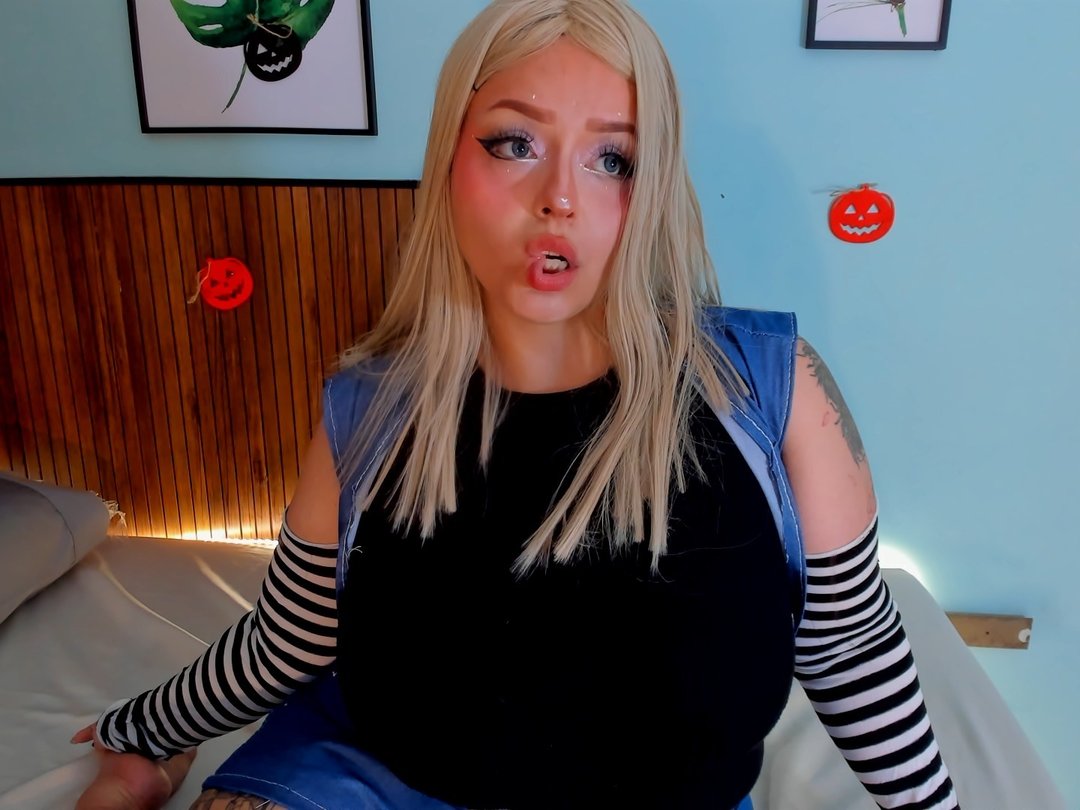 Curvyrousi's profile - Image n°1