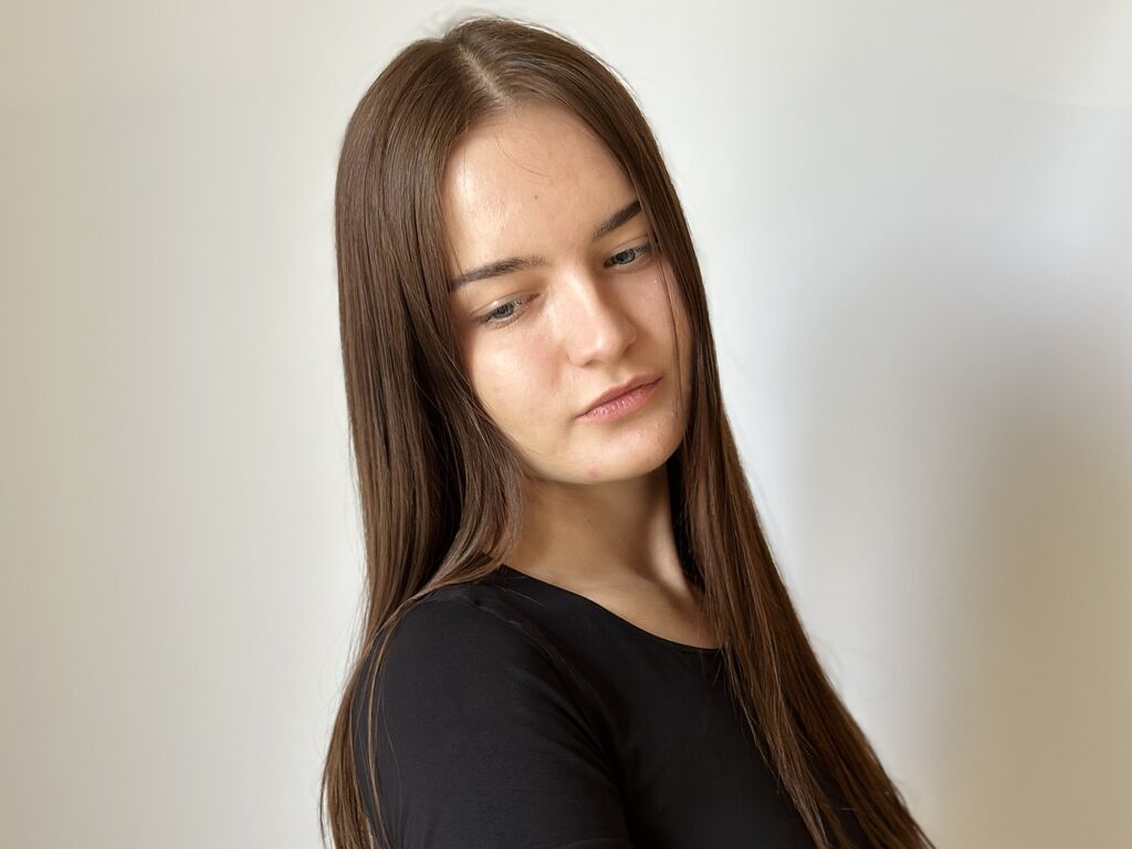 Elwinehallman's profile - Image n°0