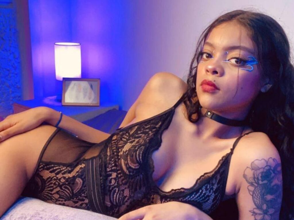 Emillyhutson's profile - Image n°1