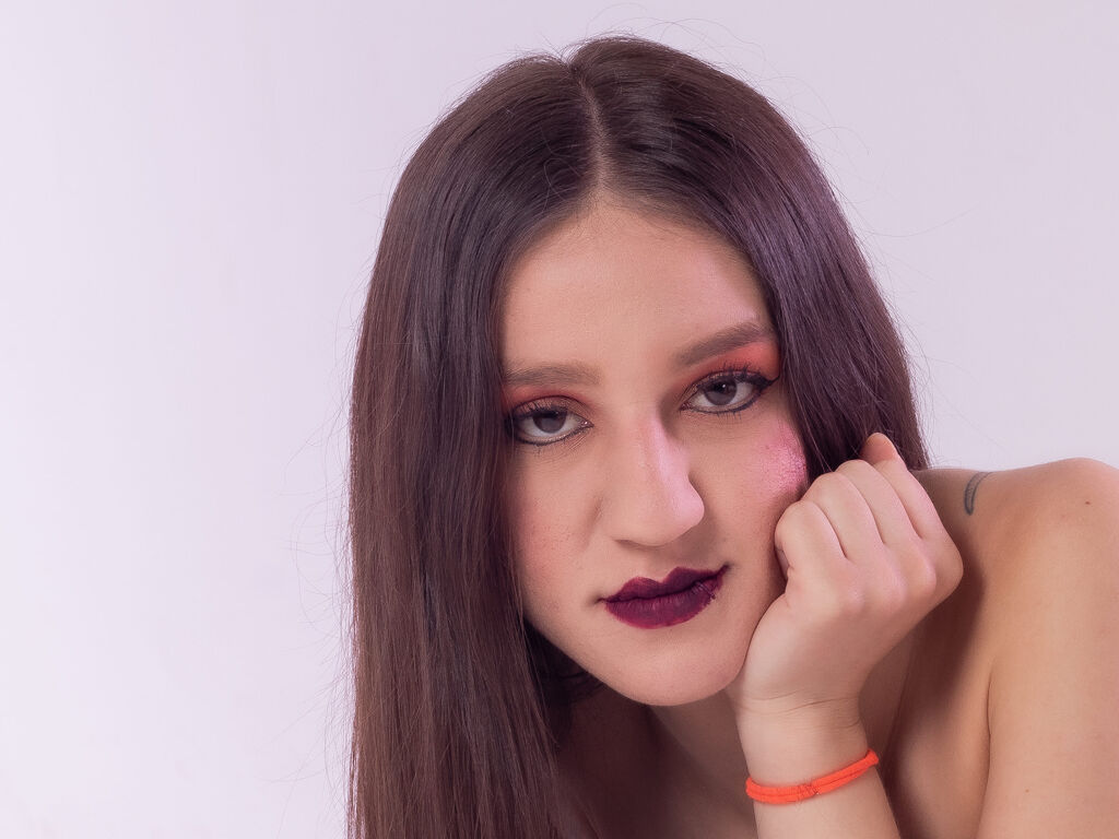 Emilycarey's profile - Image n°1