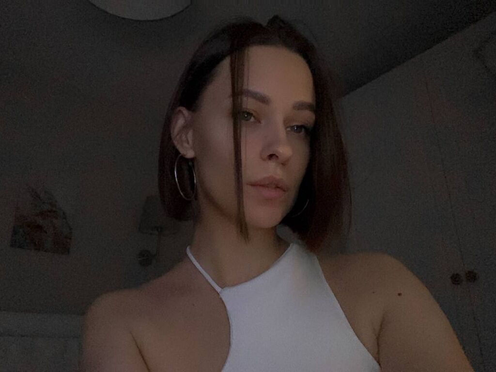 Emmyspringg's profile - Image n°1