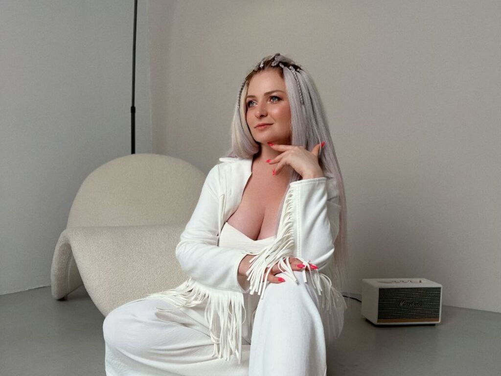 Jennifercollin's profile - Image n°1