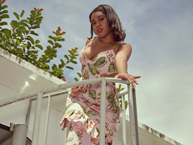 LianaBlooms's profile - Image n°1