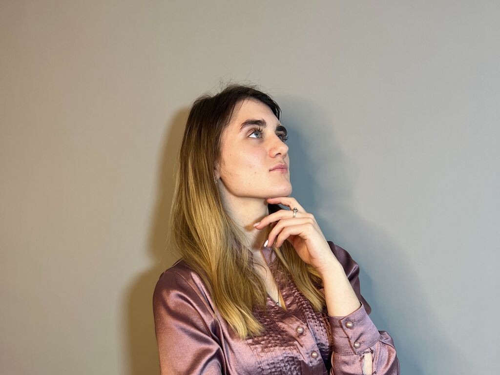 Lorahemmings's profile - Image n°0