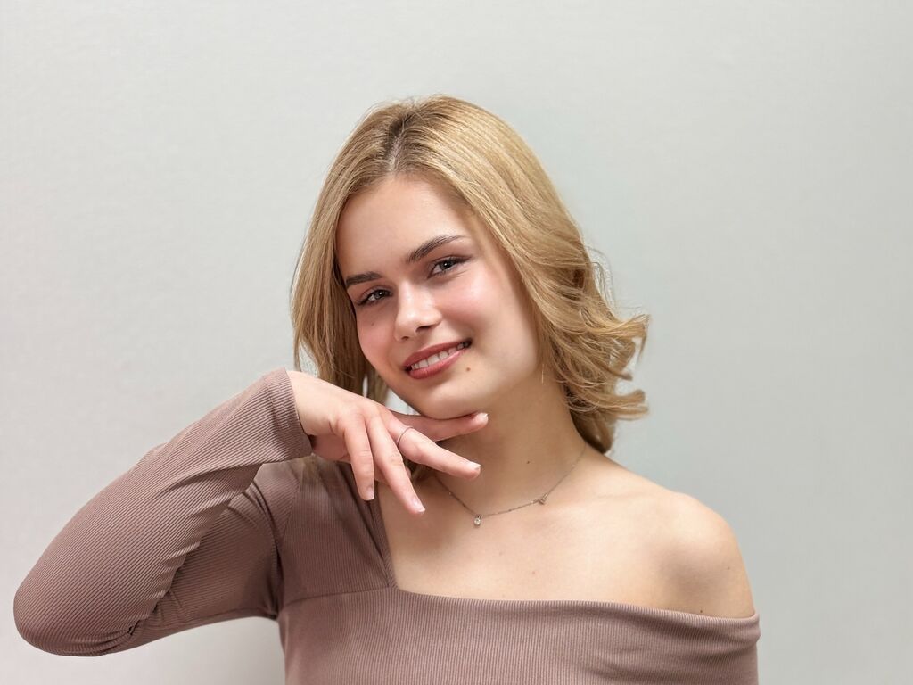 Lorettaelson's profile - Image n°0
