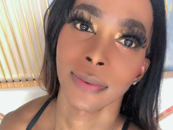 LorettaSaennz's profile - Image n°1