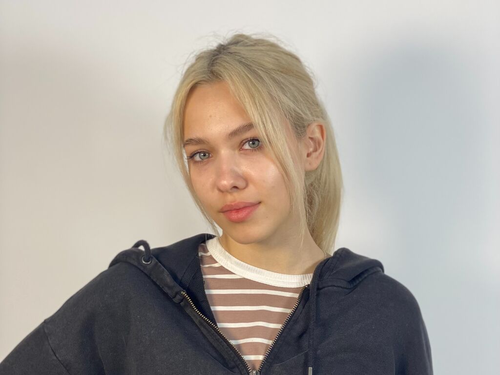 Lornacurington's profile - Image n°0