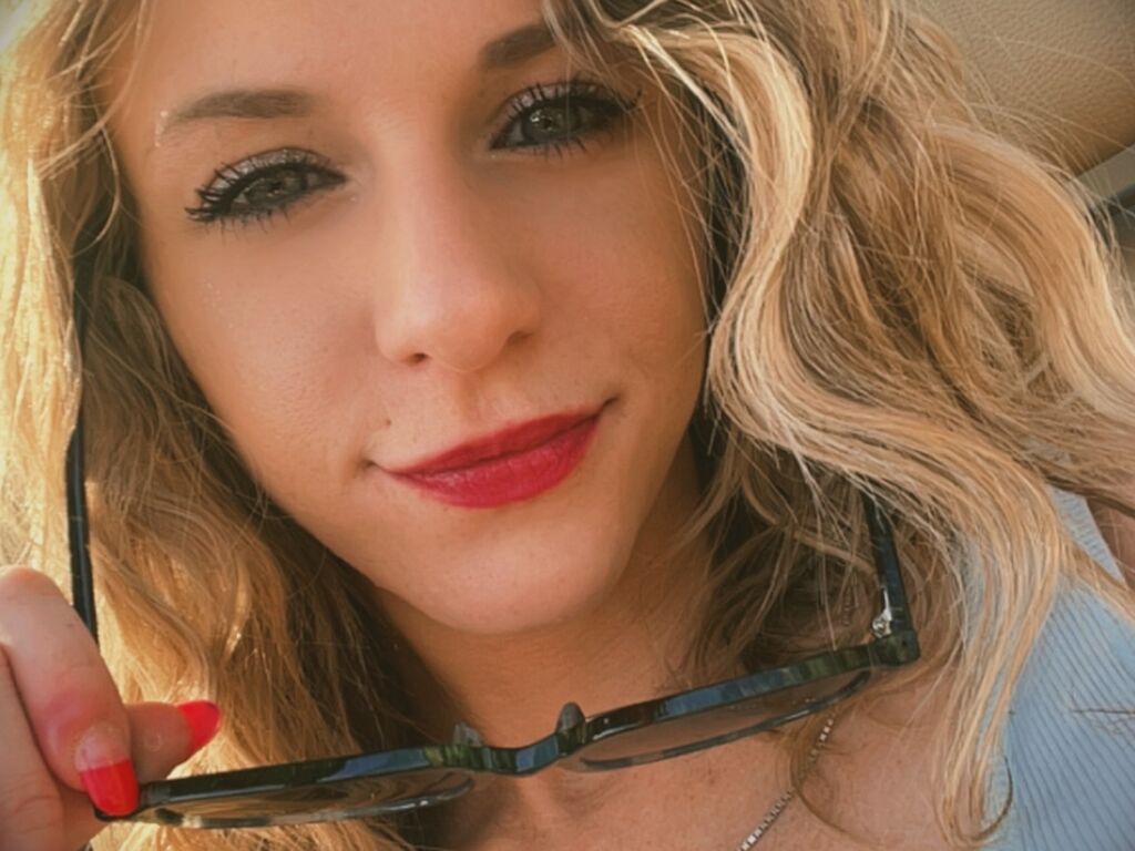 Mackenzieclayton's profile - Image n°1