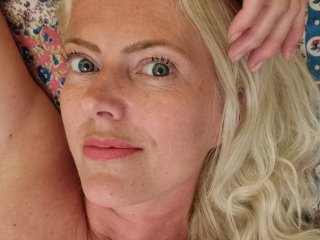 Naughtymilfplaysx's Sexcam