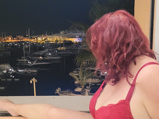 nikkiholland's profile - Image n°1