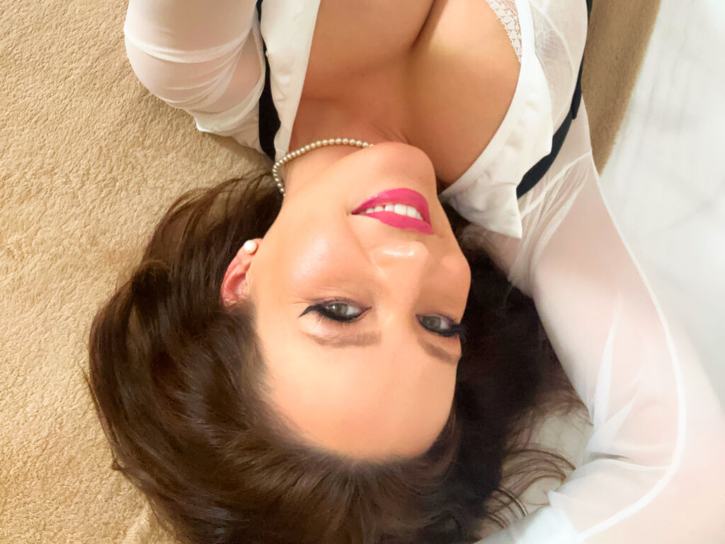 Selena's profile - Image n°1