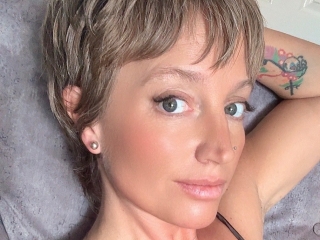 Webcam sex met Wiferafterdarkxx