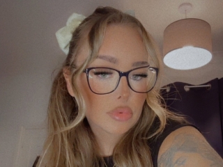 Live Sex Xcheekycharliex